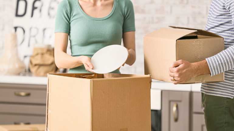 Models of packing and moving your kitchen to a new home.